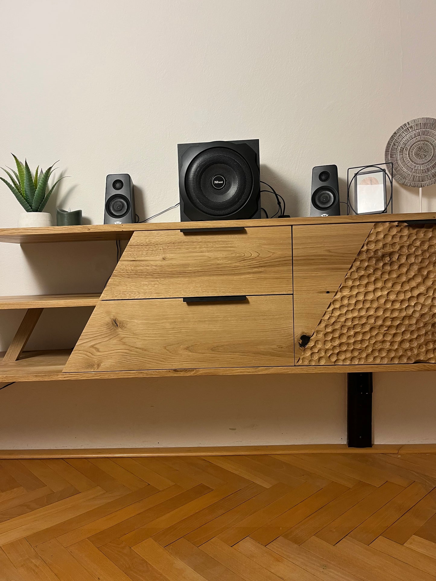 TV stolek Slanted
