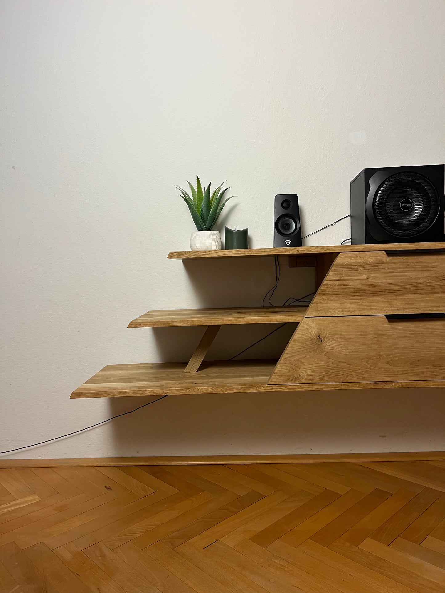 TV stolek Slanted